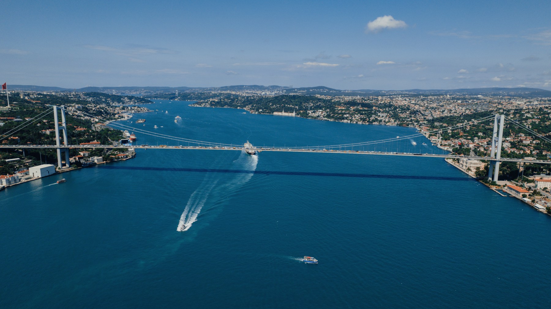 İstanbul Boğazı’nın iki yakasını birleştiren köprü